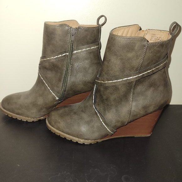 Cute green wedge boots!! - Picture 3 of 4